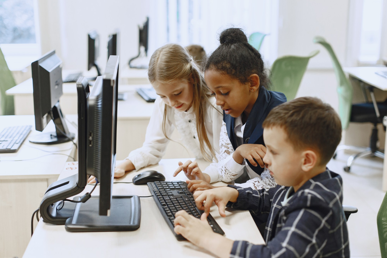 Image of kids at a computer.